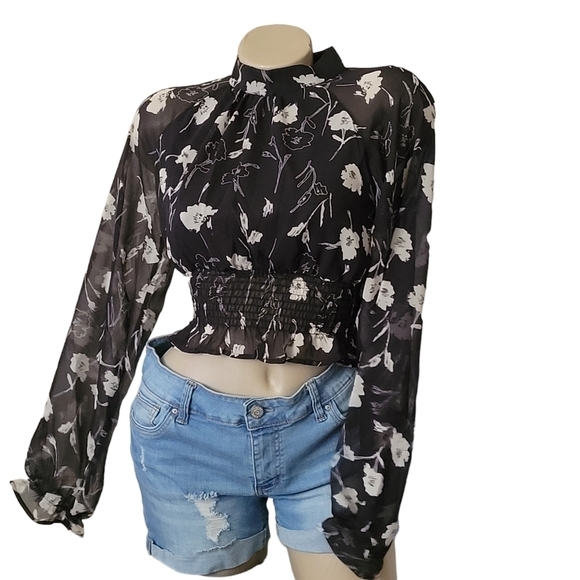 Boutique Cropped Floral Print Smocked Waist Blouse Long Sleeve - Picture 10 of 11